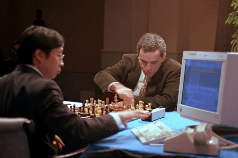 Евгений Громаковский играет в шахматы